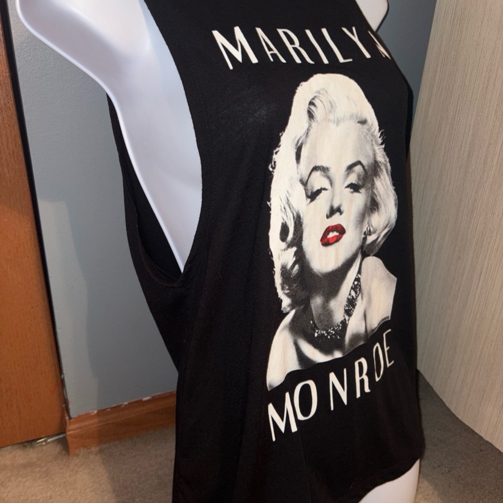 Marilyn Monroe collection
￼ size large
￼ cut off black tank top
￼ mint condition - Picture 3 of 13